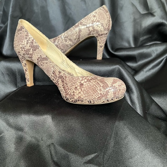 NATURALIZER~SNAKE SKIN PUMPS~8.5 - Picture 1 of 13